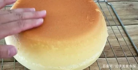 用电饭锅做蛋糕的简单方法，蛋糕零失败的做法比烤箱做的还柔软（用电饭锅做蛋糕的方法和步骤视频窍门图片）