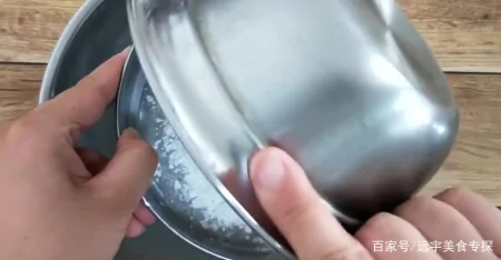 用电饭锅做蛋糕的简单方法，蛋糕零失败的做法比烤箱做的还柔软（用电饭锅做蛋糕的方法和步骤视频窍门图片）