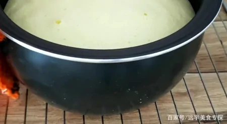用电饭锅做蛋糕的简单方法，蛋糕零失败的做法比烤箱做的还柔软（用电饭锅做蛋糕的方法和步骤视频窍门图片）