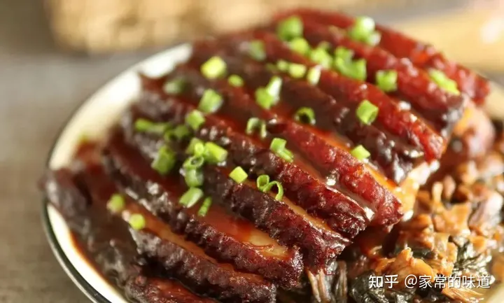 想吃梅菜扣肉但是又不会做，你要的经典教程来了（梅菜扣肉怎么做法视频教程图片）