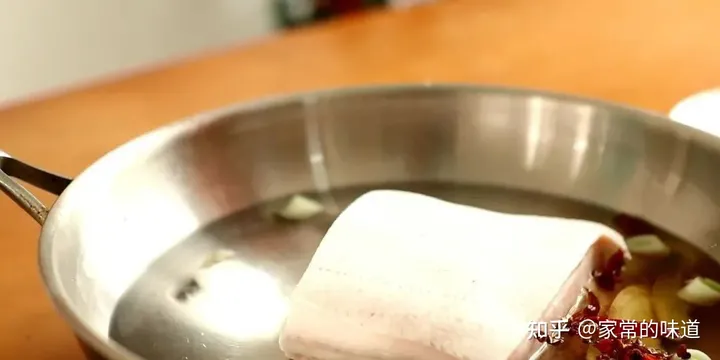 想吃梅菜扣肉但是又不会做，你要的经典教程来了（梅菜扣肉怎么做法视频教程图片）