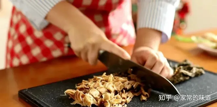 想吃梅菜扣肉但是又不会做，你要的经典教程来了（梅菜扣肉怎么做法视频教程图片）