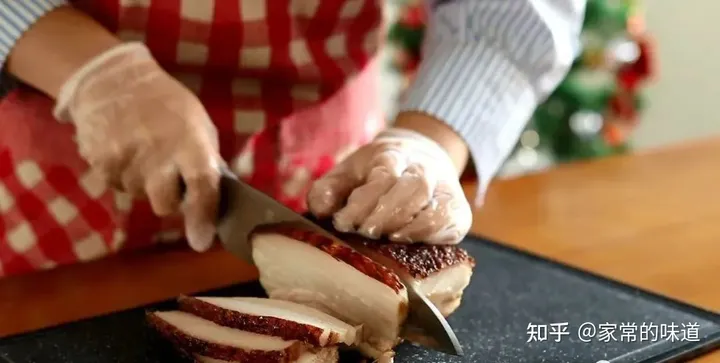 想吃梅菜扣肉但是又不会做，你要的经典教程来了（梅菜扣肉怎么做法视频教程图片）