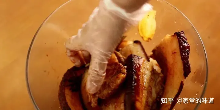 想吃梅菜扣肉但是又不会做，你要的经典教程来了（梅菜扣肉怎么做法视频教程图片）