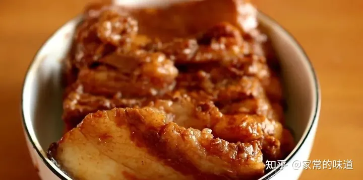 想吃梅菜扣肉但是又不会做，你要的经典教程来了（梅菜扣肉怎么做法视频教程图片）