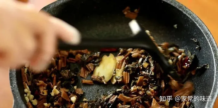 想吃梅菜扣肉但是又不会做，你要的经典教程来了（梅菜扣肉怎么做法视频教程图片）