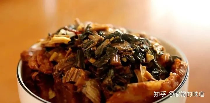想吃梅菜扣肉但是又不会做，你要的经典教程来了（梅菜扣肉怎么做法视频教程图片）