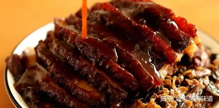 想吃梅菜扣肉但是又不会做，你要的经典教程来了（梅菜扣肉怎么做法视频教程图片）