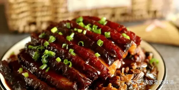 想吃梅菜扣肉但是又不会做，你要的经典教程来了（梅菜扣肉怎么做法视频教程图片）
