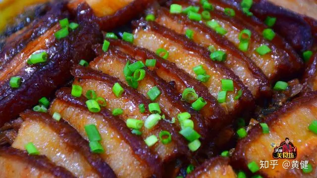 这才是梅菜扣肉最好吃的做法，步骤和配方详解，小白看完也能学会（梅菜扣肉最简单的做法）