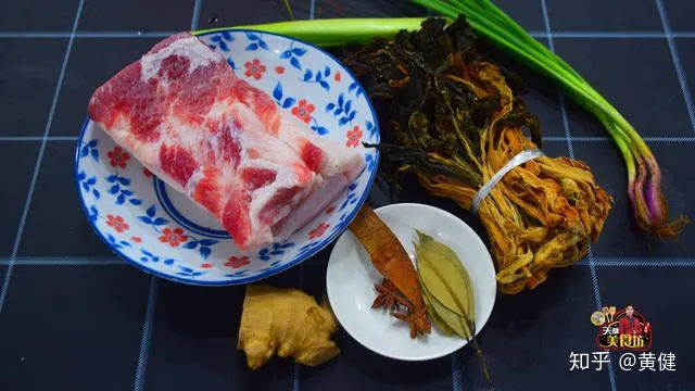 这才是梅菜扣肉最好吃的做法，步骤和配方详解，小白看完也能学会（梅菜扣肉最简单的做法）