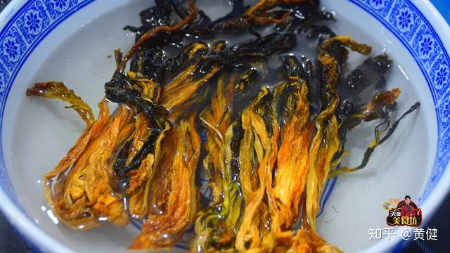 这才是梅菜扣肉最好吃的做法，步骤和配方详解，小白看完也能学会（梅菜扣肉最简单的做法）