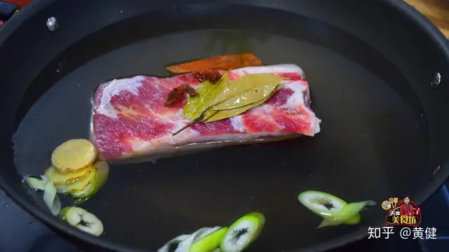 这才是梅菜扣肉最好吃的做法，步骤和配方详解，小白看完也能学会（梅菜扣肉最简单的做法）