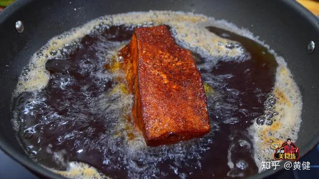 这才是梅菜扣肉最好吃的做法，步骤和配方详解，小白看完也能学会（梅菜扣肉最简单的做法）