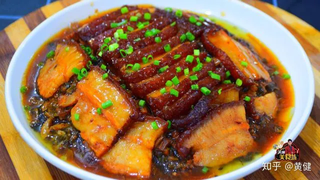 这才是梅菜扣肉最好吃的做法，步骤和配方详解，小白看完也能学会（梅菜扣肉最简单的做法）