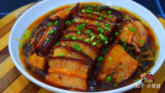 这才是梅菜扣肉最好吃的做法，步骤和配方详解，小白看完也能学会（梅菜扣肉最简单的做法）