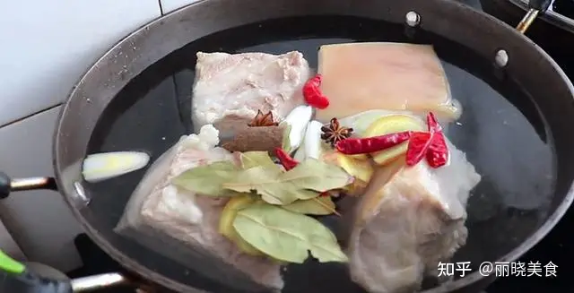 难怪酒店的扣肉那么好吃，原来诀窍这么简单，学会给家人露一手吧（扣肉教程）