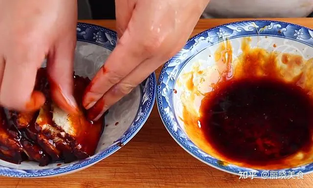 难怪酒店的扣肉那么好吃，原来诀窍这么简单，学会给家人露一手吧（扣肉教程）