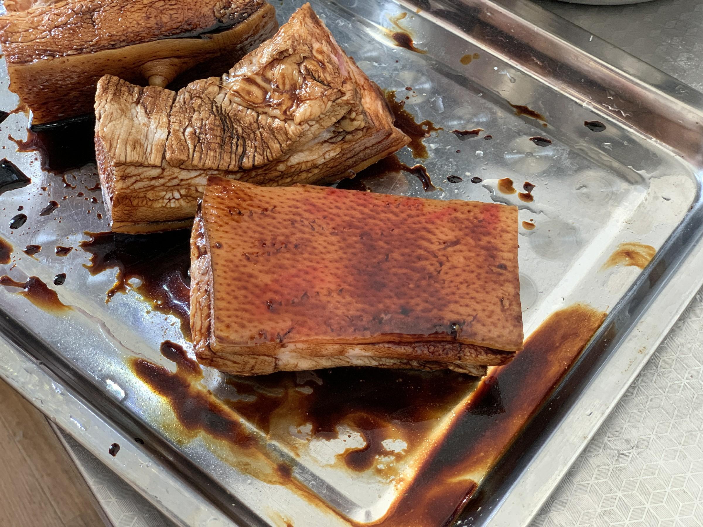 正宗扣肉的家常做法，掌握好技巧其实也不难，肥而不腻，全家爱吃（教你正宗的扣肉做法,掌握这些诀窍,好吃不油腻）