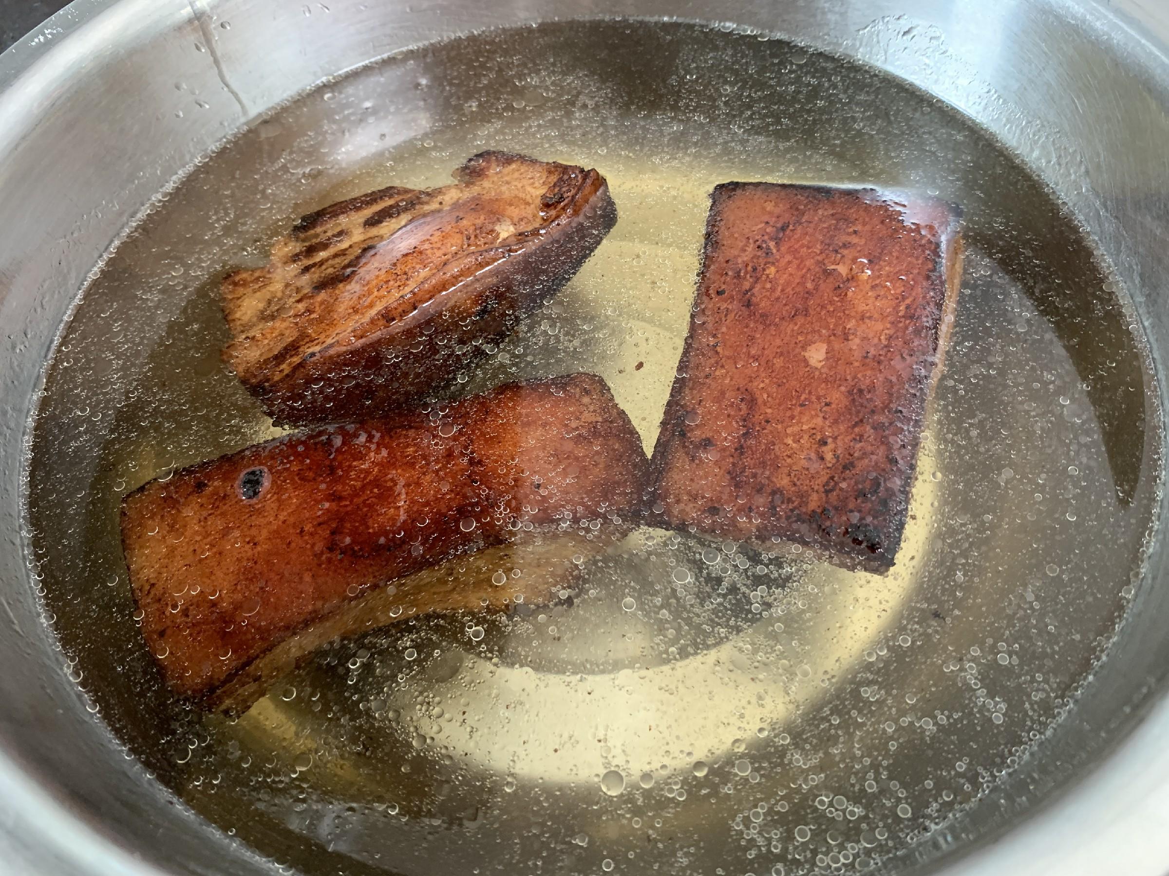 正宗扣肉的家常做法，掌握好技巧其实也不难，肥而不腻，全家爱吃（教你正宗的扣肉做法,掌握这些诀窍,好吃不油腻）