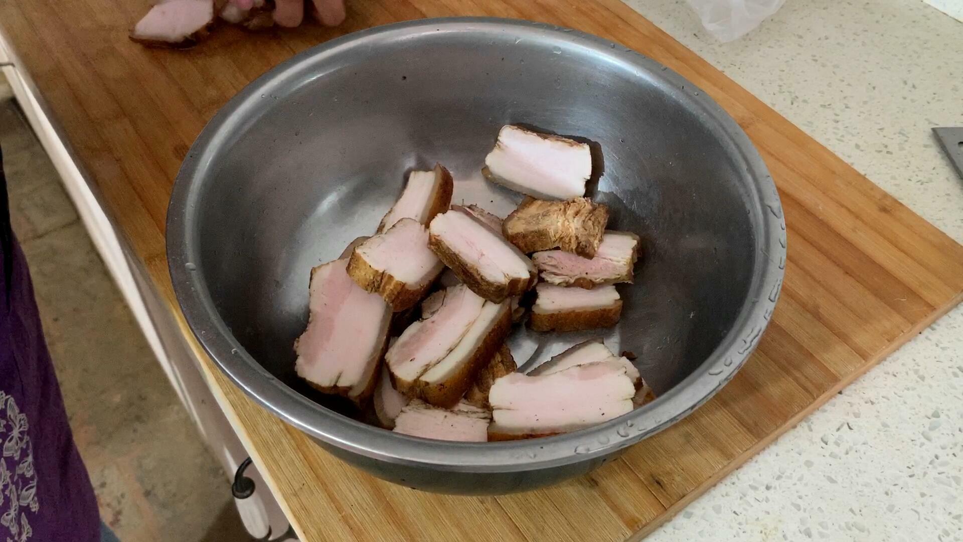 正宗扣肉的家常做法，掌握好技巧其实也不难，肥而不腻，全家爱吃（教你正宗的扣肉做法,掌握这些诀窍,好吃不油腻）