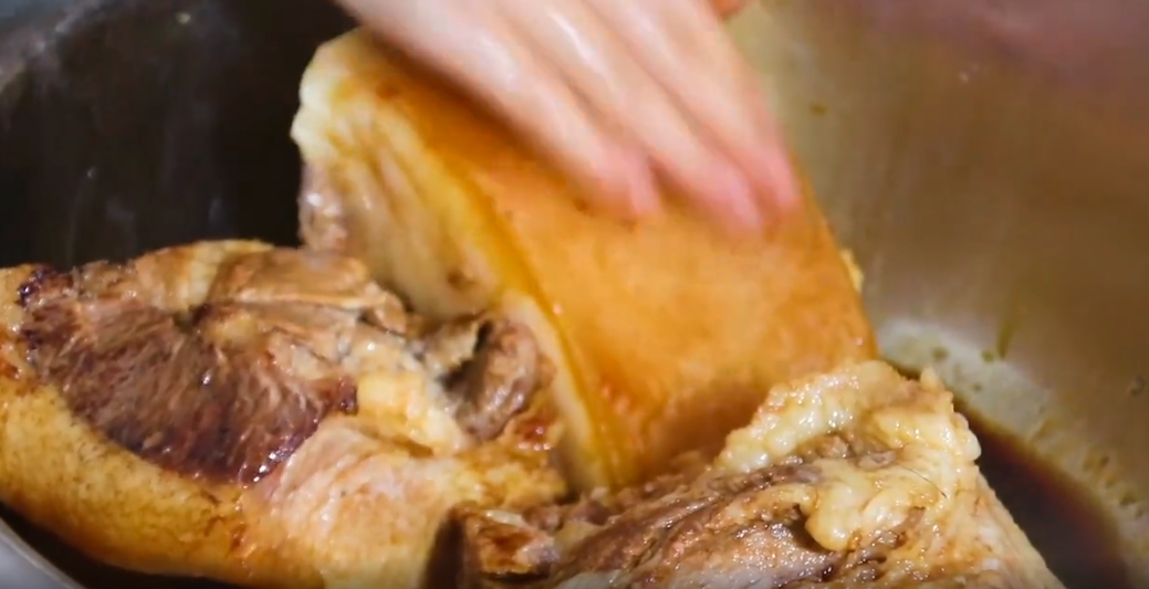 我把扣肉做绝了，五星级大厨都点赞，做法正宗，好看好吃不油腻（扣肉做法家庭做法视频）