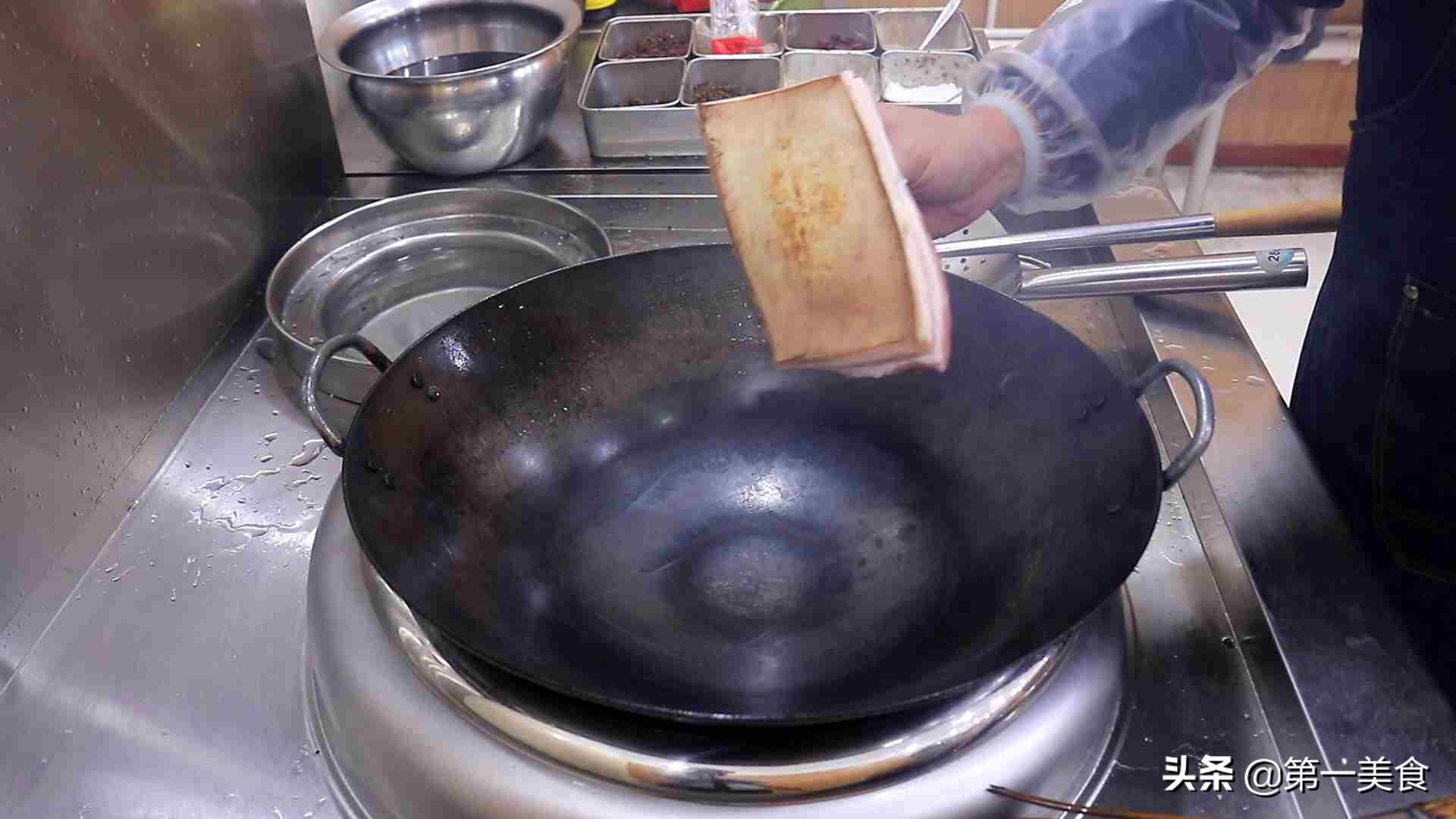 这才是扣肉的地道做法，厨师长的烹饪技巧高，好吃不油腻，真香（扣肉的做法是什么做的）