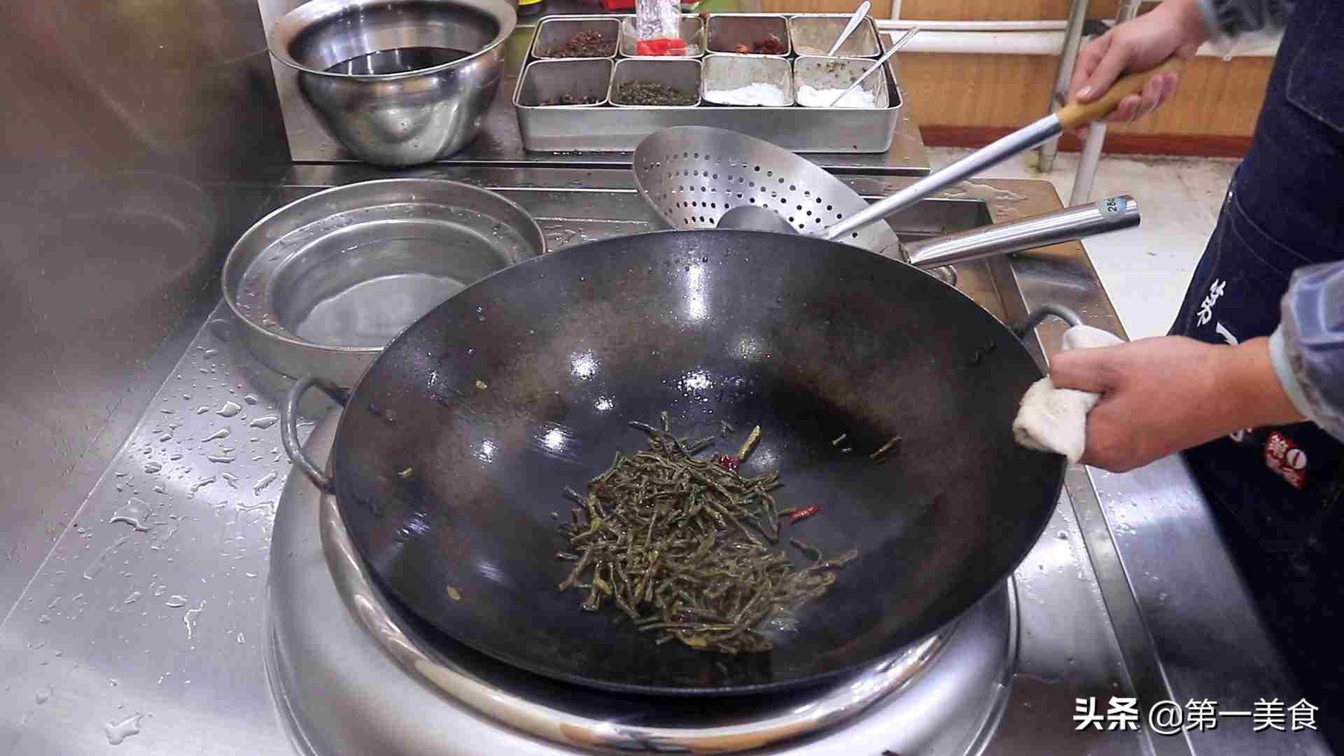 这才是扣肉的地道做法，厨师长的烹饪技巧高，好吃不油腻，真香（扣肉的做法是什么做的）