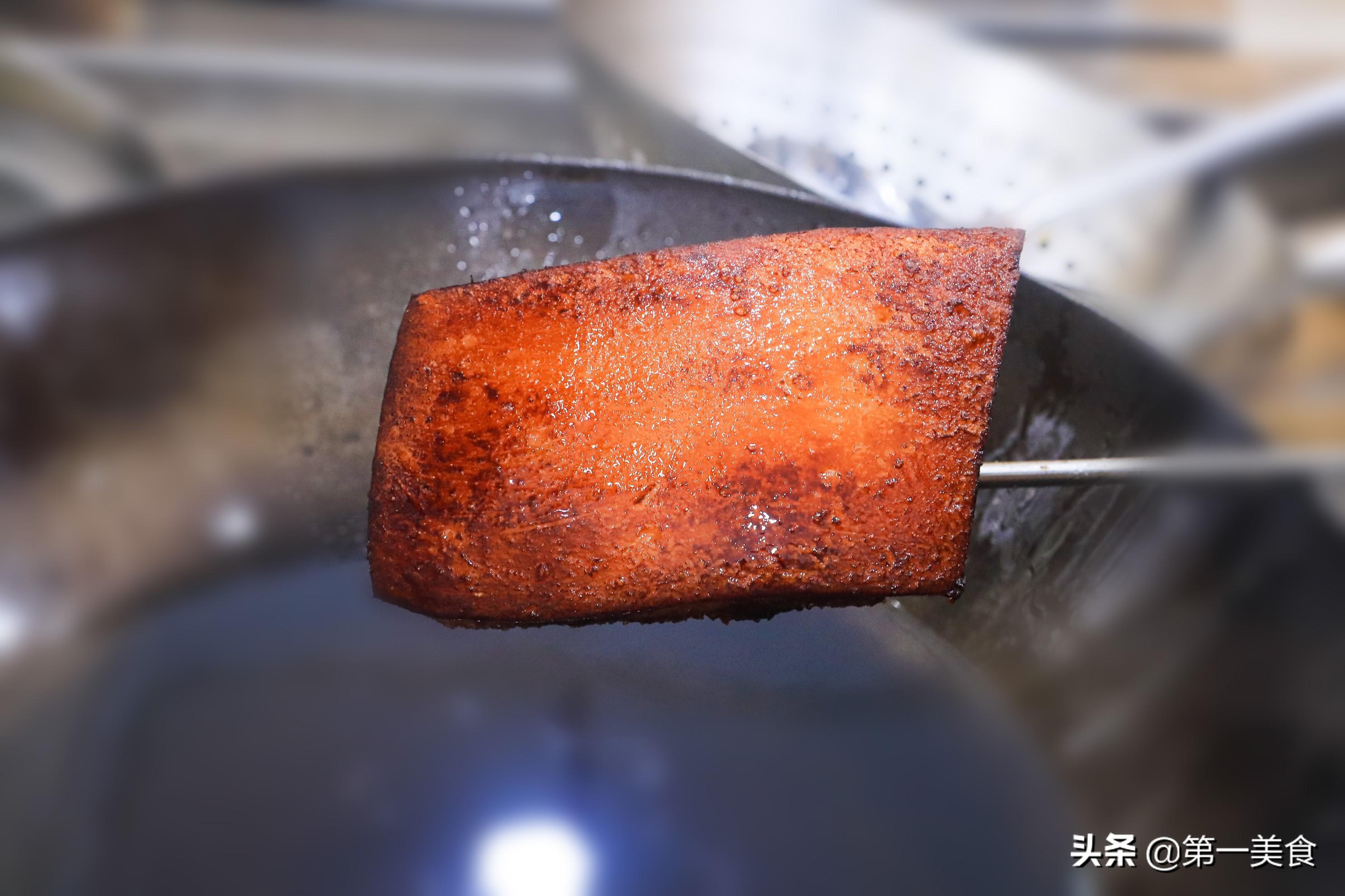 这才是扣肉的地道做法，厨师长的烹饪技巧高，好吃不油腻，真香（扣肉的做法是什么做的）