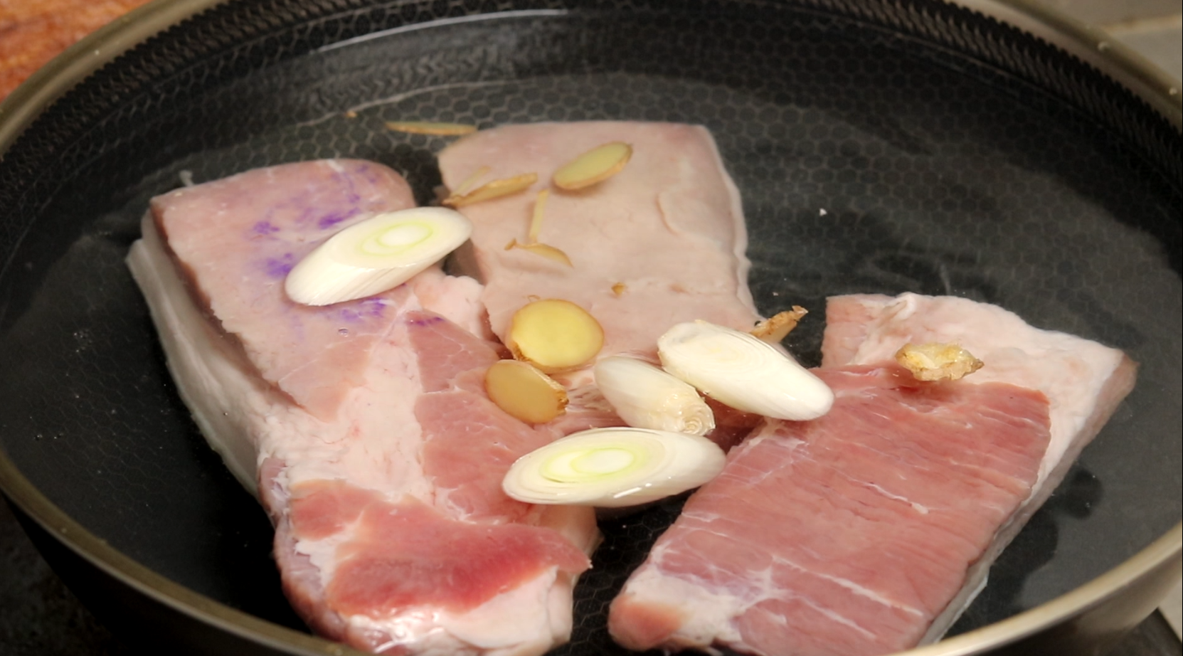 做扣肉时，牢记“2不放7窍门”，蒸出的扣肉肥而不腻，软烂入味（扣肉怎么蒸的又烂又快视频）