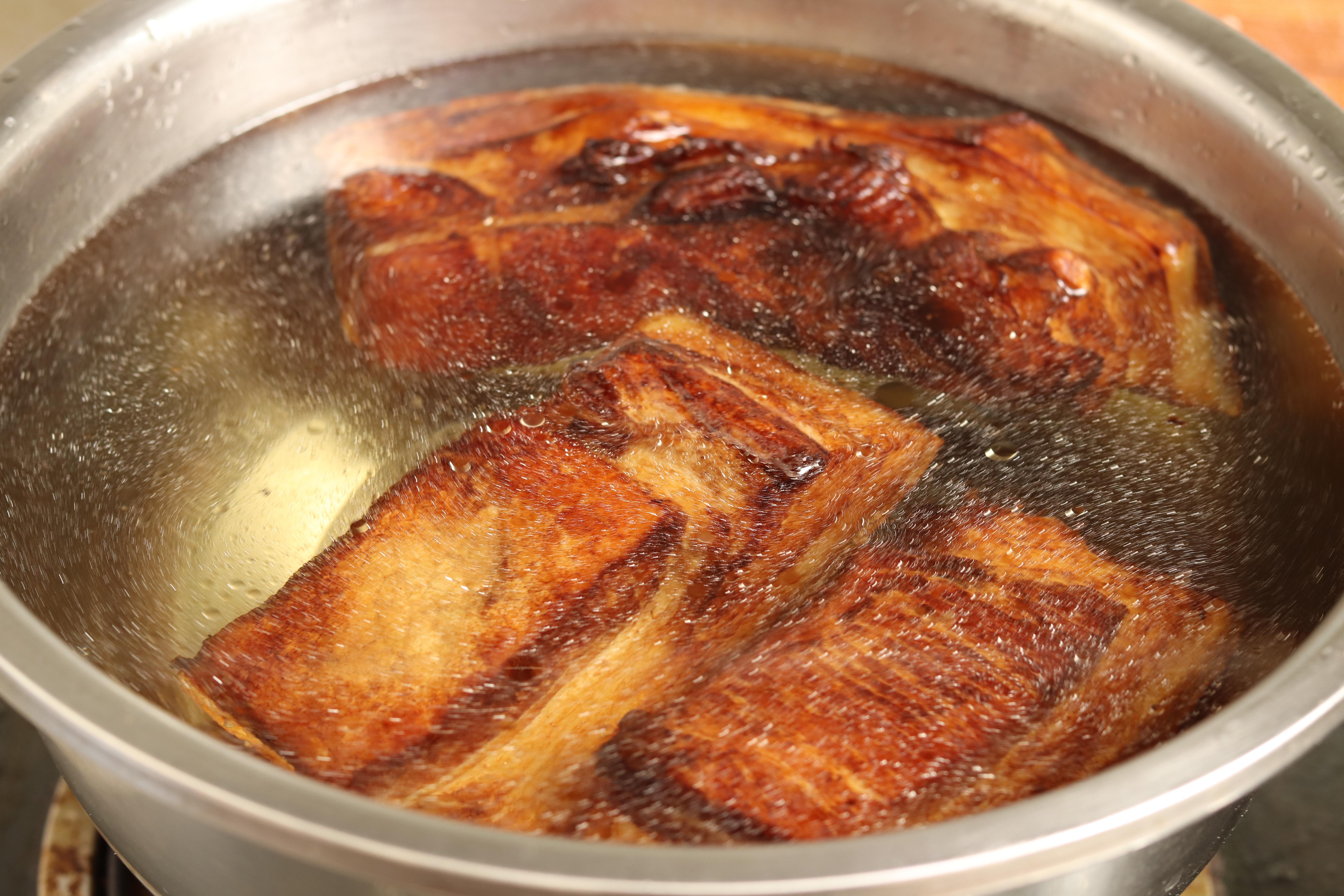 做扣肉时，牢记“2不放7窍门”，蒸出的扣肉肥而不腻，软烂入味（扣肉怎么蒸的又烂又快视频）