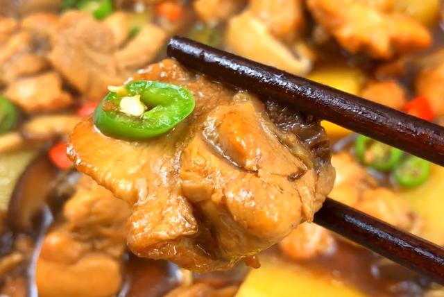 分享黄焖鸡的家常做法，按照步骤做，鸡肉色香味美（黄焖鸡的家常做法大全窍门视频）