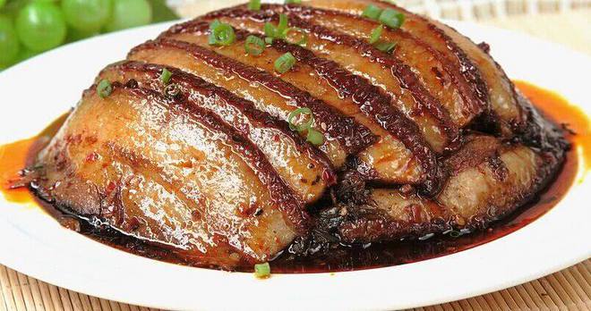 想做出好吃的梅菜扣肉，就抓住几个“诀窍”，色香味俱全没问题（梅菜扣肉怎么做才好）