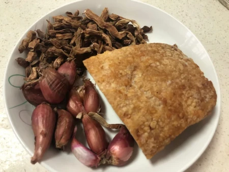 扣肉别再炒着吃了，教你懒人做法，不柴不腻，每次上桌都被抢光光（扣肉要怎么做才好吃又简单）