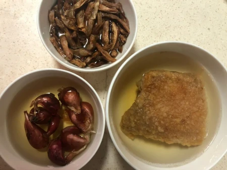 扣肉别再炒着吃了，教你懒人做法，不柴不腻，每次上桌都被抢光光（扣肉要怎么做才好吃又简单）