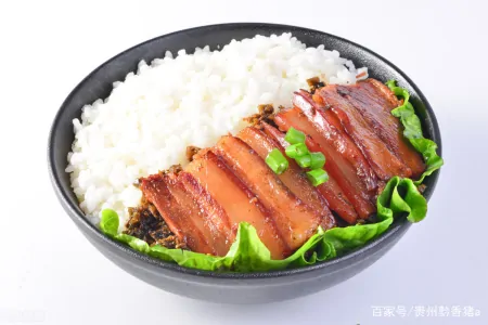 梅菜扣肉有趣的来源以及简单做法（梅菜扣肉家庭简易做法窍门）