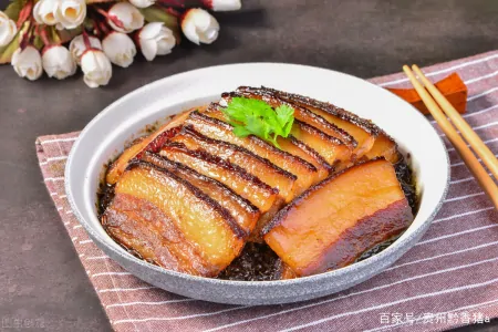 梅菜扣肉有趣的来源以及简单做法（梅菜扣肉家庭简易做法窍门）