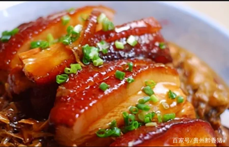 梅菜扣肉有趣的来源以及简单做法（梅菜扣肉家庭简易做法窍门）