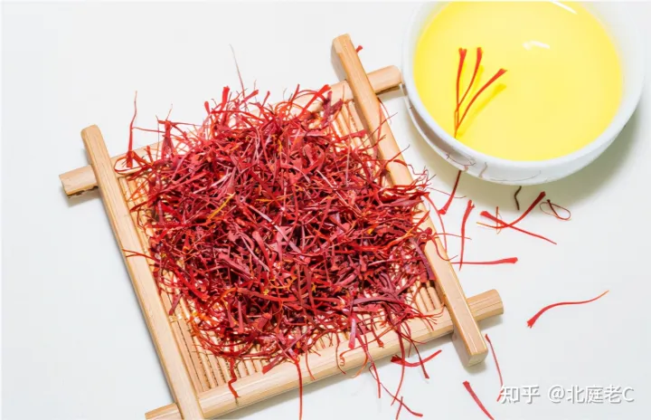 藏红花的功效与作用很多，但不能随便吃，这6个禁忌要注意（藏红花的功效与吃法及食用禁忌纪）