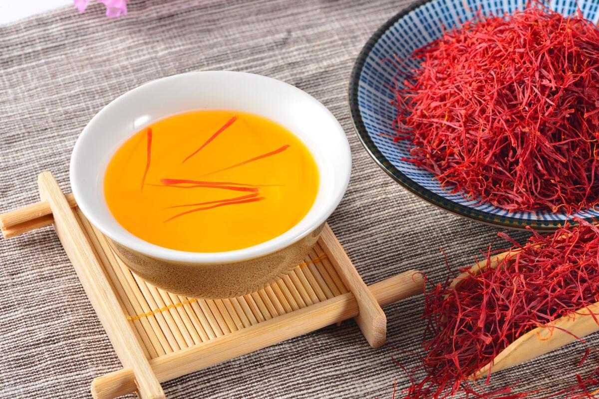 藏红花的功效与作用及禁忌 藏红花泡水喝最好（藏红花对男人性功能有帮助吗）