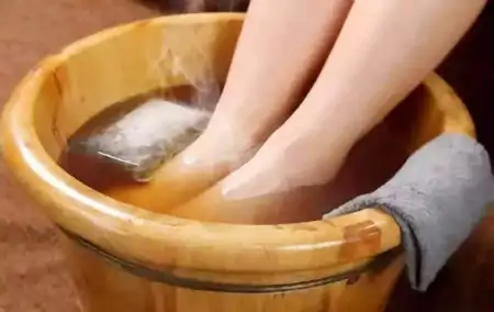洗脚水里撒一把盐，坚持用淡盐水洗脚，能当你改善三个问题（洗脚水放盐有什么好处可以止痒吗女生）