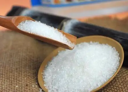 洗脚水里撒一把盐，坚持用淡盐水洗脚，能当你改善三个问题（洗脚水放盐有什么好处可以止痒吗女生）