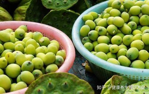 莲子有什么功效、莲子红枣汤的功效、莲子泡水喝的功效？-莲子煲红枣功效与作用禁忌