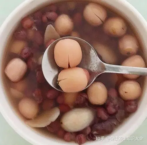 莲子有什么功效、莲子红枣汤的功效、莲子泡水喝的功效？-莲子煲红枣功效与作用禁忌