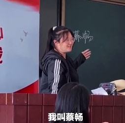 女大学生大方自我介绍：我家是收废品的，梦想是给我妈买个大别墅！-废物的自我介绍