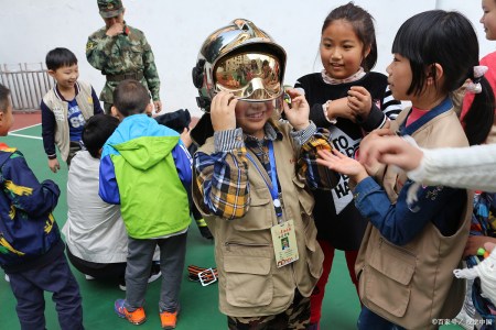 应聘校报记者作自我介绍，四年级孩子，4篇口语交际范文-应聘校报记者负责人让你介绍一下自己四年级50字