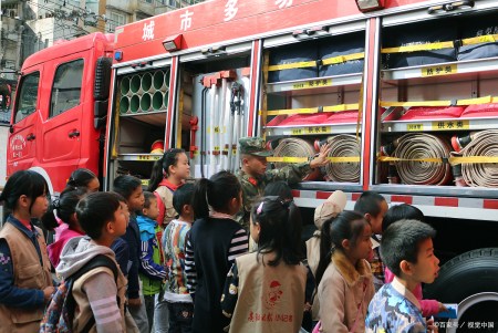 应聘校报记者作自我介绍，四年级孩子，4篇口语交际范文-应聘校报记者负责人让你介绍一下自己四年级50字