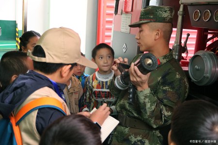 应聘校报记者作自我介绍，四年级孩子，4篇口语交际范文-应聘校报记者负责人让你介绍一下自己四年级50字