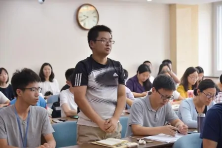 新生第一次自我介绍，想要获得别人的好印象，就不要说这3句话-新生做自我介绍如何不尴尬的说话