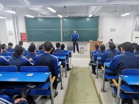 新生第一次自我介绍，想要获得别人的好印象，就不要说这3句话-新生做自我介绍如何不尴尬的说话